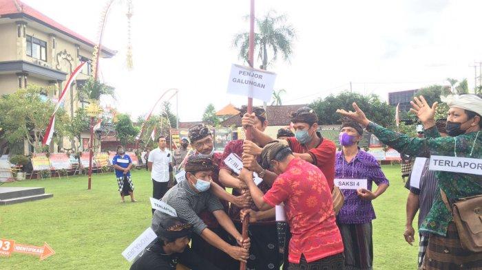Satreskrim Polres Gianyar, Bali menggelar pra rekonstruksi pencabutan penjor Galungan di Desa Adat Taro Kelod, Kecamatan Tegalalang, Gianyar, Bali, Kamis 7 Juli 2022