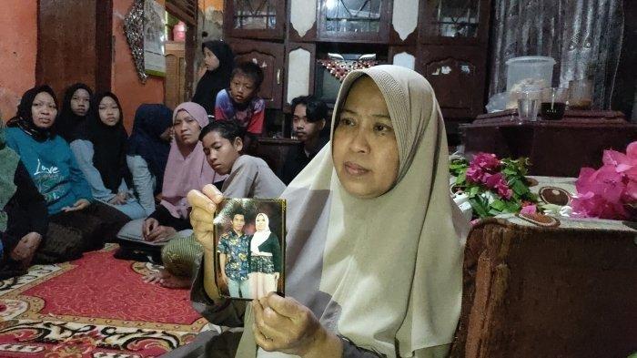 Siti Soliha (50), istri dari Asep Rudi Hendra warga Desa/Kecamatan Dawuan, Kabupaten Majalengka yang menjadi korban gempa bumi hingga meninggal dunia di Cianjur.