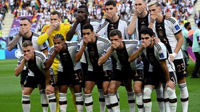 Timnas Jerman - Gol yang secara kasat mata terlihat out berada di luar garis lapangan, justru divonis sah seusai wasit melihat video assistant referee (VAR).
Lewat bantuan VAR, wasit Fernando Guerrero menegaskan bahwa bola masih berada dalam area garis putih lapangan, meskipun secara fisik tidak menyentuh langsung.
Tentu saja, gol ini menjadi mimpi buruk yang nyata bagi Jerman karena terpaksa minggat dari Qatar akibat kalah poin dalam klasemen grup.
