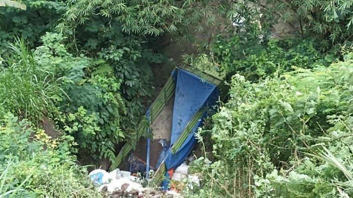 Sebuah truk dilaporkan jatuh ke dalam jurang, sedalam 50 meter, pada Minggu (1/1/2023).
Kendaraan truk pengangkut pakan ternak itu, jatuh saat ditinggal sang sopir membeli bensin.
Kapolsek Tembuku, AKP I Putu Gede Ardana, mengungkapkan, peristiwa kecelakaan itu terjadi sekitar pukul 08.30 WITA.
