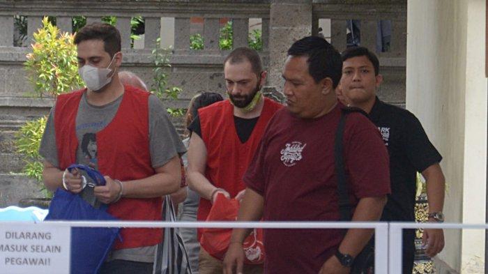 Terdakwa Gregory dan Nicola saat menjalani sidang di PN Denpasar, Kamis, 7 Juli 2022
