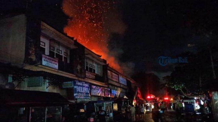 Pasar Desa Adat Mengwi, Kabupaten Badung yang terbakar, Selasa (29/11/2022) malam.
Kini hanya meninggalkan puing-puing bangunan, pada bagian kios lantai dua.
Dari hasil pendataan sementara, ditaksir kebakaran hebat itu mengakibatkan kerugian mencapai Rp 4 miliar.
Pasalnya ada puluhan kios yang menjual kain terbakar.
Satu pun barang dagangan milik warga tidak tersisa, namun syukurnya tidak semua dilalap si jago merah, karena api cepat dipadamkan oleh Dinas Kebakaran dan Penyelamatan Kabupaten Badung.
