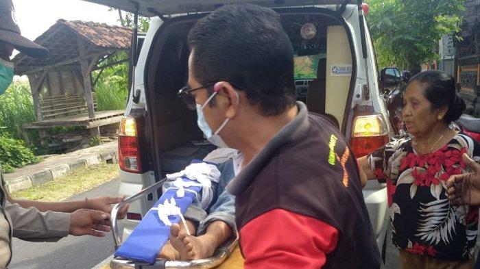 Saat sedang memanjat pohon aren dengan tinggi sekitar 7 meter itu.
Tiba-tiba saja Wayan P terjatuh.
Wayan P tergeletak di tanah, dan mengeram kesakitan pada paha kanannya.
Warga sekitar yang mengetahui kejadian itu, lalu mencari pertolongan untuk menyelamatkan Wayan P.
Proses evakuasi terhadap Wayan P, dilakukan oleh petugas kesehatan dari Kris (Kring Sehat) Kabupaten Klungkung.
Setelah dilakukan pemeriksaan, petugas kesehatan memutuskan merujuk Wayan P ke RSUD Klungkung karena mengalami patah tulang paha kanan.