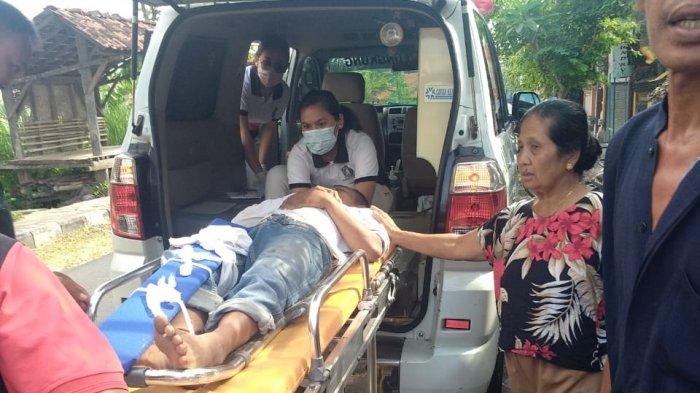 Wayan P (35) pria asal Sidemen, Karangasem, terjatuh dari pohon aren dengan ketinggian sekitar 7 meter di Banjar Siku, Desa Kamasan, Klungkung.
Akibat persitiwa itu, Wayan P mengalami patah tulang pada paha kanannya.
Kapolsek Klungkung, Kompol Ida Bagus Putra Sumerta, mengungkapkan kejadian itu terjadi, Jumat (5/8/2022) sekitar pukul 09.30 WITA.
Wayan P saat itu sedang menyadap nira dari pohon aren di Banjar Siku, Desa Kamasan, Klungkung.