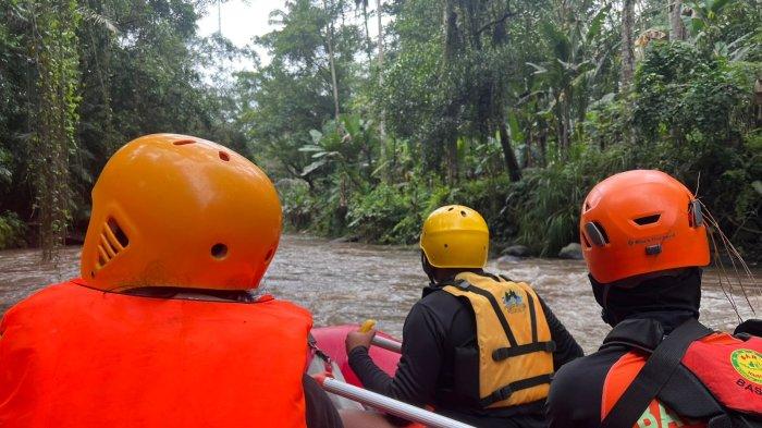 Tim SAR melakukan pencarian satu orang korban yang merupakan WNA asal USA, terseret arus di salah satu objek wisata rafting yang ada di Kabupaten Gianyar, Selasa 4 Oktober 2022.