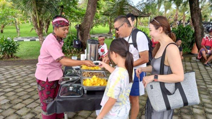 acara “Happy Hours”, yang dilakukan setiap akhir pekan atau pada Sabtu dan Minggu di Tanah Lot