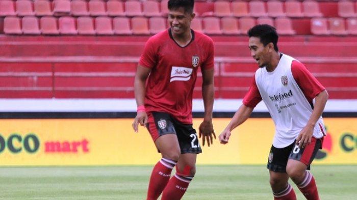Bek Bali United Agus Nova melakukan pemanasan menjelang uji coba melawan Persela Lamongan di Stadion Kapten I Wayan Dipta, Gianyar beberapa waktu lalu.