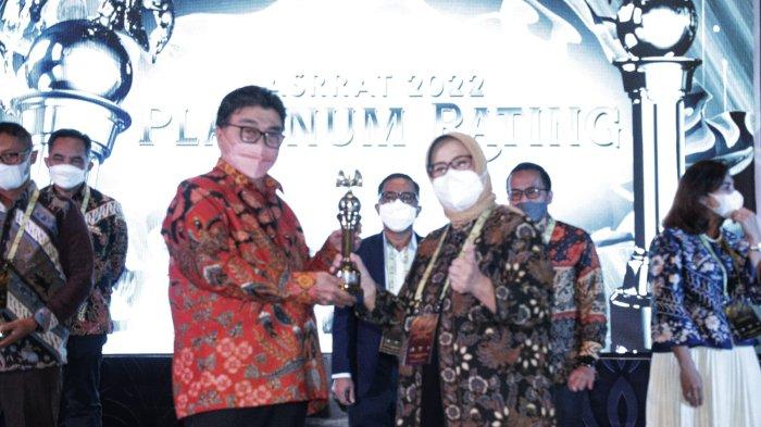 Bank BJB meraih predikat 'Platinum Rank' dalam ajang Asia Sustainability Reporting Rating 2022.
Penghargaan ini diberikan dalam gelaran awarding ceremony Asia Sustainability Reporting Rating (ASRRAT) 2022, yang diselenggarakan di Hotel The Westin Jakarta, Kamis (24/11).
Penghargaan ini diterima oleh Direktur Keuangan Bank BJB Nia Kania.
Rating tertinggi ini berhasil diperoleh Bank BJB berkat praktik usaha berkelanjutan, yang diimplementasikan dalam menunjang langkah bisnis perusahaan.