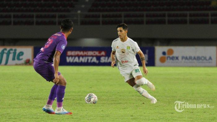 Aksi pemain Persebaya Surabaya, Bruno Moreira (kanan) menggiring bola melewati pemain Persik Kediri, Ibrahim Sanjaya (kiri) pada lanjutan pekan keempatbelas BRI Liga 1 2021-2022 di Stadion Manahan, Solo, Jawa Tengah, Minggu (28/11/2021). Pertandingan tersebut berakhir imbang dengan skor 0-0. (Tribunnews/Muhammad Nursina)