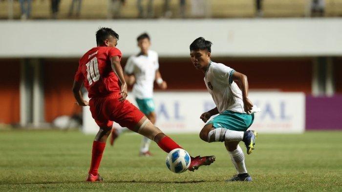 Pada laga kontra Myanmar, Hanif tidak masuk dalam daftar susunan pemain Timnas Indonesia U-16.
Sebagai pengganti Hanif, Bima Sakti menunjuk Sultan Akbar untuk mengisi pos gelandang bertahan Timnas Indonesia U-16 dalam formasi 4-1-4-1.
Menurut Bima Sakti, Hanif harus absen pada laga kontra Myanmar karena masih belum pulih dari cedera memar kaki.
Bima Sakti sangat berharap, Hanif segera pulih agar bisa bermain pada babak final Piala AFF U16 2022.
Jika pada akhirnya Hanif Ramadhan belum pulih, Bima Sakti mengaku tidak khawatir karena masih ada banyak pemain lain yang mampu mengisi peran gelandang bertahan.