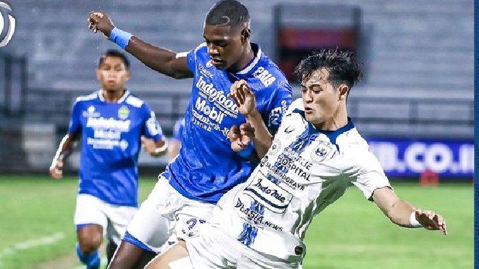 Bek PSIS Semarang, Alfeandra Dewangga mengahalau serangan dari Striker Persib Bandung, Bruno Cantanhede pada pekan ke-25 Liga 1 Indonesia yang berlangsung pada 15 Februari 2022.