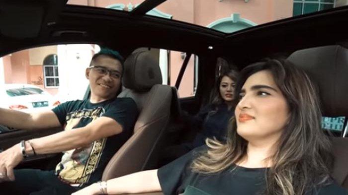 Anang dan Ashanty mendapatkan hadiah sebuah mobil dari Aurel dan Azriel.