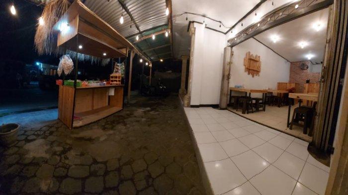 Suasana warung Angkringan 88, di Jalan Pulau Saelus, Sesetan, Denpasar Selatan, Denpasar, Bali pada malam hari saat PPKM, Jumat 22 Januari 2021 malam.