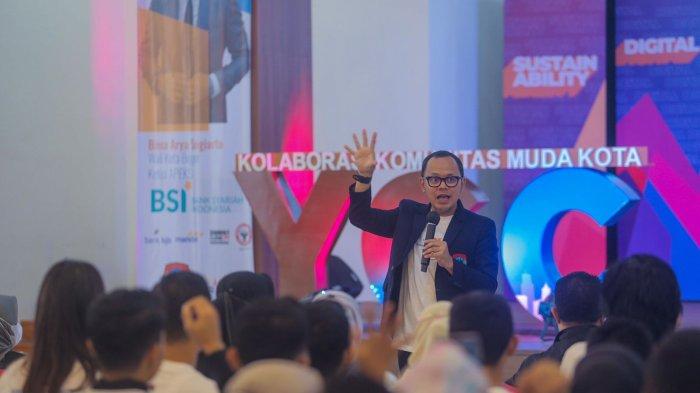 Ratusan kawula muda dari berbagai kota di Tanah Air antusias mengikuti program Youth City Changers (YCC) di Youth Center Kota Padang, Sumatera Barat, Minggu (7/8/2022).
Program yang digagas Asosiasi Pemerintah Kota Seluruh Indonesia (Apeksi) ini diharapkan YCC yang akan meliputi para pemuda dapat menghasilkan isu dan solusi pembangunan kota melalui gagasan kreatif para pemuda.
Tiga isu yang menjadi tema adalah sustainability (keberlanjutan), empowerment (pemberdayaan) dan digital.
Salah satu rangkaian YCC adalah talkshow inspiratif bersama para tokoh nasional seperti Gubernur Jawa Barat Ridwan Kamil, Wali Kota Bogor/Ketua Apeksi Bima Arya, Rektor IPB/Ketua ICMI Prof Arif Satria dan Menteri Perdagangan RI Zulkifli Hasan.