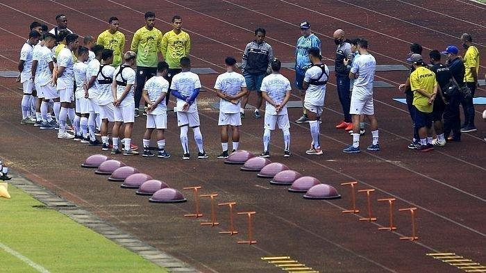 ARAHAN PELATIH : Pelatih Persib Bandung Robert Rene Albert (tengah) memberikan arahan kepada pemain saat memimpin latihan di Stadion Gelora Bandung Lautan Api, Selasa (11/8/2020). Pelatih Robert Alberts kembali memimpin latihan setelah libur akibat pandemi Covid-19 beberapa bulan.