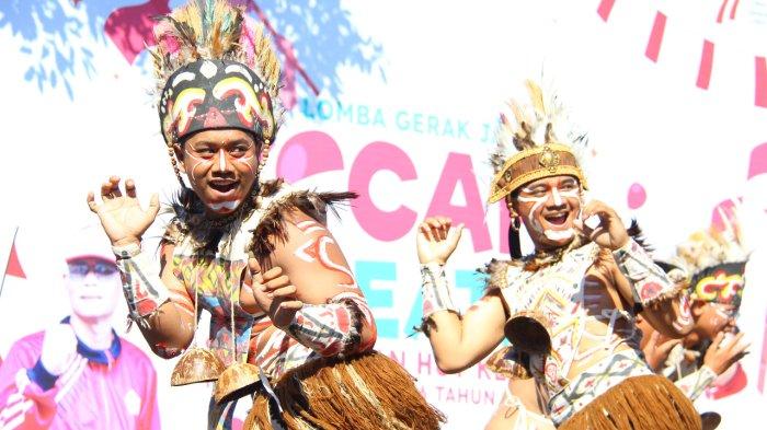 Padepokan Seni Dwi Mekar saat beratraksi dalam lomba gerak jalan kocak dan kreatif, Kamis (11/8).