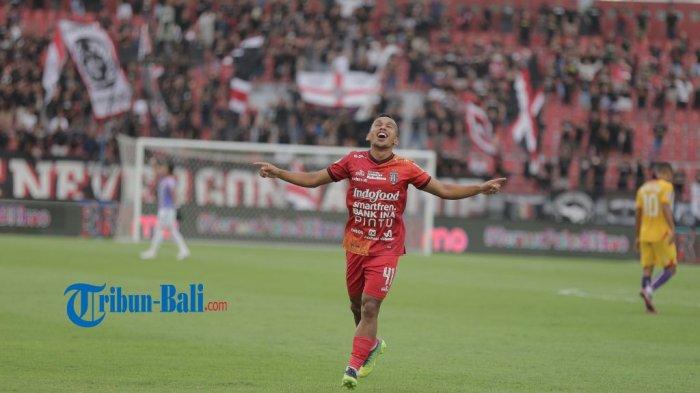 Pemain Bali United, Irfan Jaya kala merayakan Gol ke Gawang Persik Kediri