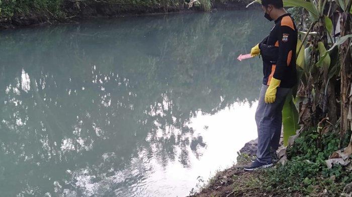 Polisi Polsek Kota Jembrana saat melakukan olah TKP pasca terjadinya seorang siswi SD meninggal dunia karena tenggelam di Sungai Samblong, Keluragan Sangkaragung, Kecamatan Jembrana, Jumat 2 September 2022.