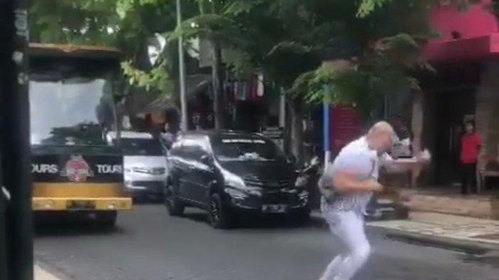 Seorang Warga Negara Asing (WNA), mengamuk di Jalan Raya Legian, Kuta, Badung, pada Senin 17 Oktober 2022 sore.
WNA atau bule dengan perawakan tegap itu pun, mengeluarkan aksi tinju di tengah jalan.
Bahkan sempat menghadang mobil yang lewat, sehingga mengakibatkan arus lali lintas macet.
Tidak hanya itu.
WNA atau bule tersebut juga sempat tiduran di tengah jalan.
Diduga bule tersebut depresi, sehingga meresahkan warga sekitar.
Karena mengeluarkan pukulan-pukulan yang tidak jelas, dengan kuda-kuda seperti seorang petinju.
Maka akhirnya bule ini diamankan.