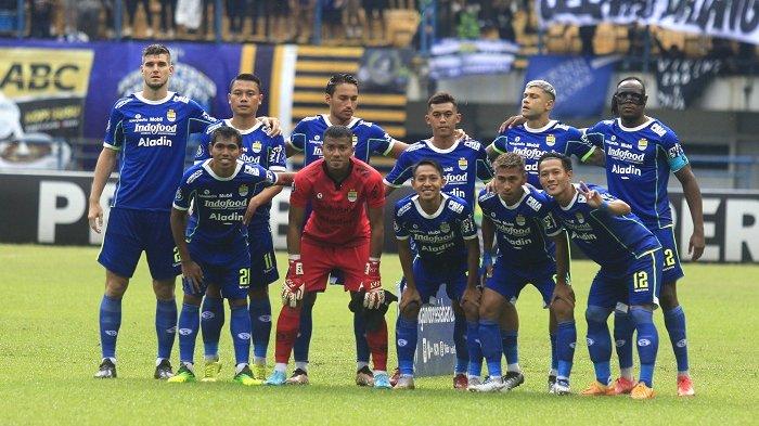 Persib Bandung benar-benar memenuhi ambisinya, mempersembahkan kemenangan untuk bobotoh usai mengalahkan Persija Jakarta 1-0 pada pertandingan tunda pekan ke-11 Liga 1 Indonesia 2022-2023.
Kick off di Stadion Gelora Bandung Lautan Api (GBLA), 11 Januari 2023.
Gol tunggal kemenangan Persib Bandung dicetak Ciro Alves pada menit ke-63.
