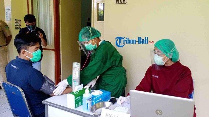 Suasana saat Badan Rumah Sakit Umum (BRSU) Tabanan meenggelar pelaksanaan simulasi vaksinasi Covid-19 di Ruang VIP BRSU Tabanan, Selasa (12/1/2021).