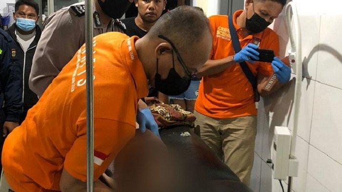 I Gede P, balita yang ditemukan meninggal dunia setelah terjerumus ke jurang di Desa Tusan, Kecamatan Banjarangkan, Klungkung, dikenal sebagai anak hiperaktif.
Anak berusia 3,5 tahun, itu terjatuh ke jurang pada Senin, 15 Agustus 2022.
Anak balita ini, awalnya lepas dari pengawasan orangtua, ketika orangtuanya tertidur.
Hal ini diungkapkan oleh Kanit Reskrim Polsek Dawan, Aiptu Ridwan, Selasa (16/8/2022).