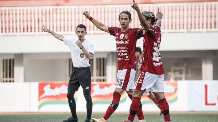 Gavin Kwan dan Sidik Saimima merayakan gol ke gawang PSIM Yogyakarta Senin 14 Juni 2021 di Stadion Mandala Krida.