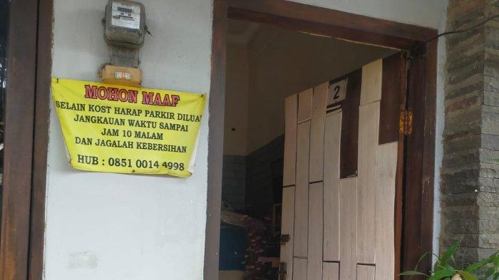 Salah satu penghuni kos di Jalan Noja, Banjar Meranggi, Desa Kesiman Petilan, Denpasar Timur, ditemukan meninggal dunia dalam keadaan membusuk pada Kamis, 13 Oktober 2022 pukul 14.30 WITA.
Korban bernama Edi Slamet tersebut, merupakan pria asal Blitar.
Menurut keterangan resmi, dari Iptu I Ketut Sukadi, Kasi Humas Polresta Denpasar, seorang saksi mengaku mencium bau tidak sedap.