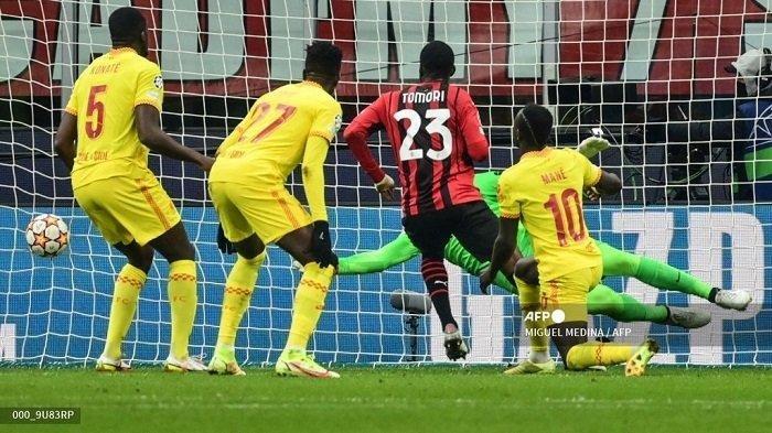 Bek AC Milan asal Inggris Fikayo Tomori (tengah) melakukan tendangan untuk membuka skor selama pertandingan sepak bola Grup B Liga Champions UEFA antara AC Milan dan Liverpool pada 7 Desember 2021 di stadion San Siro di Milan. Miguel Medina/AFP
