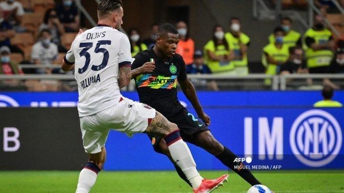 Bek Bologna Belanda Mitchell Dijks (kiri) berebut bola dengan bek Inter Milan Belanda Denzel Dumfries (kanan) selama pertandingan sepak bola Serie A Italia antara Inter Milan dan Bologna di stadion San Siro di Milan, pada 18 September 2021. MIGUEL MEDINA / AFP