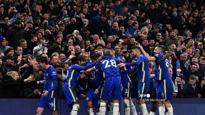 Bek Chelsea asal Brasil, Thiago Silva (3L) merayakan dengan rekan satu timnya dan pendukungnya setelah mencetak gol kedua selama pertandingan sepak bola Liga Premier Inggris antara Chelsea dan Tottenham Hotspur di Stamford Bridge di London pada 23 Januari 2022. JUSTIN TALLIS / AFP