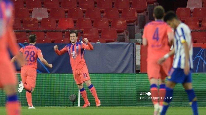 Bek Inggris Chelsea Benjamin Chilwell merayakan golnya selama pertandingan sepak bola perempat final leg pertama Liga Champions UEFA antara FC Porto dan Chelsea FC di stadion Ramon Sanchez Pizjuan di Seville pada 7 April 2021.