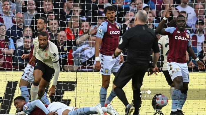 Bek Liverpool kelahiran Jerman-Kamerun Joel Matip (3L) merayakan gol penyama kedudukan pada pertandingan sepak bola Liga Inggris antara Aston Villa dan Liverpool di Villa Park di Birmingham, Inggris tengah pada 10 Mei 2022. Photo by PAUL ELLIS / AFP