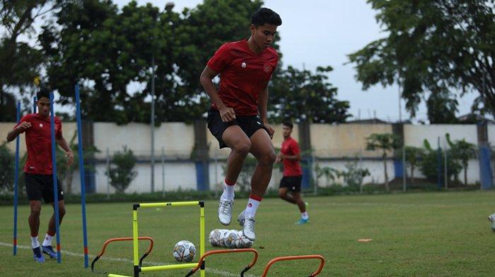 Bek muda Persija Jakarta, Muhammad Ferrari tampak berlatih dengan pemain Timnas Indonesia lainnya belum lama ini. Ferrari turut dipanggil Shin Tae-yong untuk memperkuat Timnas Indonesia U20 vs Curacao pada FIFA Match Day yang digelar di Stadion GBLA, Minggu 2 Oktober 2022.
