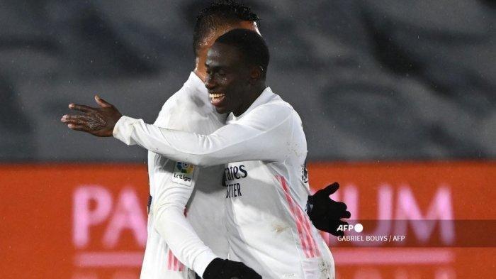Bek Prancis Real Madrid Ferland Mendy (kanan) merayakan dengan gelandang Real Madrid Brasil Casemiro setelah mencetak gol selama pertandingan sepak bola liga Spanyol antara Real Madrid CF dan Getafe CF di stadion Alfredo di Stefano di Valdebebas, di pinggiran Madrid pada 9 Februari 2021 .