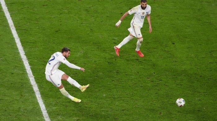 Bek Prancis Theo Hernandez menembak dan mencetak gol selama pertandingan sepak bola semi final UEFA Nations League antara Belgia dan Prancis di stadion Juventus di Turin, pada 7 Oktober 2021. MASSIMO RANA / POOL / AFP