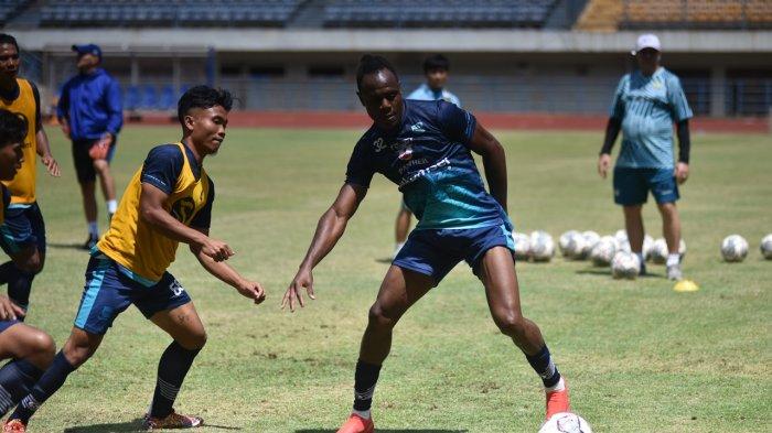 Bek tengah Persib Bandung Victor Igbonefo mengikuti latihan menjelang pertandingan Persib Bandung vs Barito Putera di pekan pertama BRI Liga 1, di Stadion Indomilk Arena, Tangerang, Sabtu, 4 September 2021.