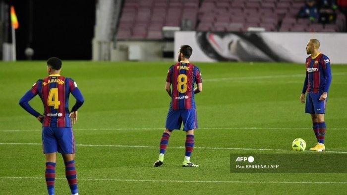 Bek Uruguay Barcelona Ronald Araujo, gelandang Bosnia Barcelona Miralem Pjanic dan penyerang Denmark Barcelona Martin Braithwaite bereaksi setelah gol Eibar dalam pertandingan sepak bola Liga Spanyol antara Barcelona dan Eibar di stadion Camp Nou di Barcelona pada 29 Desember 2020.