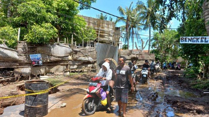 Kondisi jalanan dipenuhi lumpu pasca bencana banjir bandang di Nusa Penida, Senin (13/12) pagi.