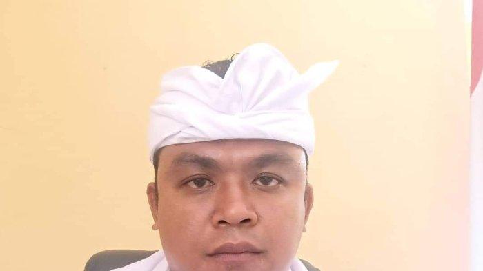 Aturan terbaru mengenai masa jabatan Kepala Lingkungan (Kaling), hingga usia 60 tahun, tidak berlaku surut.
Para Kaling yang masa jabatannya akan segera berakhir, tetap akan melalui proses pemilihan terlebih dahulu.
Hal tersebut diungkapkan Camat Bangli, Sang Made Agus Dwipayana, Minggu (7/8/2022).
Ia mengatakan, sebelumnya untuk Kaling ini diatur sesuai dengan Perda Kabupaten Bangli Nomor 3 tahun 2010, tentang Lembaga Kemasyarakatan yang ada di desa.
Mengacu perda ini, lanjutnya, masa jabatan Kaling diatur berdasarkan periode.