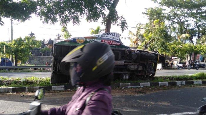 Breaking News!
Tragedi kecelakaan kembali terjadi di wilayah Gianyar.
Tepatnya di By Pass Ida Bagus Mantra, yang jika dari arah Denpasar maka sebelum Pantai Purnama.
Tragedi kecelakaan ini, antara mobil box dengan sepeda motor jenis Honda Beat.
Korban dikabarkan telah dilarikan ke RSU Ganesha.