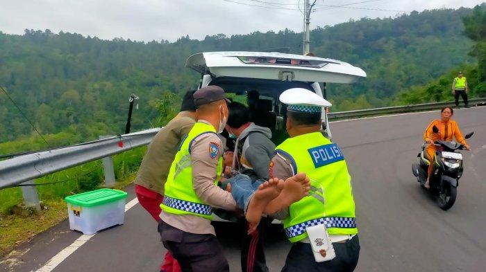 Truk bermuatan batako mengalami rem blong, saat melintas di jalur menurun ruas jalan Penelokan, Kintamani Bali.
Truk ini akan menuju Kedisan, Kintamani Jumat (30/12/2022).
Sang sopir yang panik, kemudian banting setir ke arah kiri hingga mengakibatkan kendaraan terbalik dan menabrak guard rail.
Kapolsek Kintamani, Kompol Ruli Agus Susanto,S.H.,M.H., saat dikonfirmasi menjelaskan, kejadian tersebut diketahui pukul 10.00 WITA.
Berawal saat kendaraan truk engkel warna Kuning DK 8009 QS, datang dari arah Penelokan menuju Kedisan.