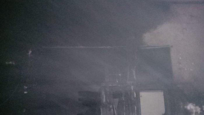 Ruangan mes dokter di Puskesmas Dawan II mengalami kebakaran, Kamis (28/4) malam.
