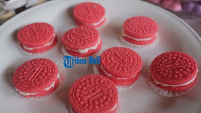 I Made Wira Astika Suberna selaku owner cokelat Nyoman menunjukkan coklat berbentuk penis edisi Valentine di rumah produksinya di kerobokan Kaja, Denpasar, Minggu 14 Februari 2021. Cokelat berbentuk alat kelamin ini hanya diproduksi saat perayaan Valentine.