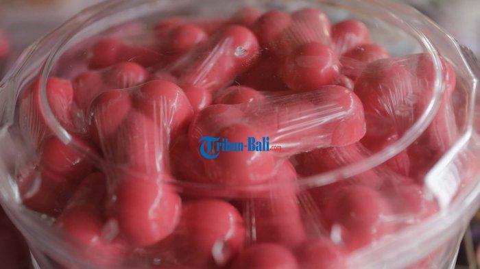 I Made Wira Astika Suberna selaku owner cokelat Nyoman menunjukkan coklat berbentuk penis edisi Valentine di rumah produksinya di kerobokan Kaja, Denpasar, Minggu 14 Februari 2021. Cokelat berbentuk alat kelamin ini hanya diproduksi saat perayaan Valentine.