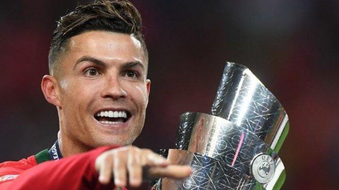 Cristiano Ronaldo merayakan keberhasilan Timnas Portugal menjadi juara UEFA Nations League seusai mengalahkan Timnas Belanda pada laga final di Stadion Do Dragao, 9 Juni 2019.