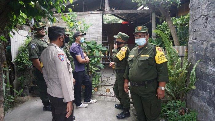 Bhabinkamtibmas, Babinsa dan Perangkat Desa Sanur Kaja, Denpasar Selatan, Kota Denpasar saat melakukan pengecekan kependudukan Selasa 26 Juli 2022 sore. (Polsek Denpasar Selatan).