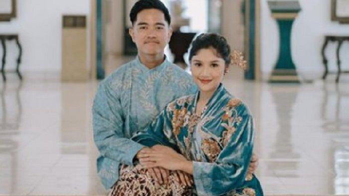 Air yang digunakan untuk siraman berasal dari tujuh sumber mata air, di antaranya yakni air dari rumah Erina Gudono dan Kaesang Pangarep.
Air siraman untuk Kaesang Pangarep dikirimkan ke Solo, setelah acara pengajian di rumah Erina Gudono, Kamis (8/12/2022).
Pada Kamis malam, tetua lingkungan yakni Sri Roso Sudarmo dan Hendra Prasojo mengirimkan air siraman untuk Kaesang Pangarep.