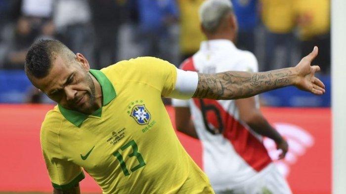 Gaya Dani Alves merayakan golnya pada pertandingan Peru vs Brasil dalam lanjutan Copa America 2019 di Arena Corinthians, 22 Juni 2019.