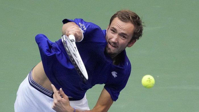 Petenis Rusia Daniil Medvedev melepaskan servis dalam pertandingan final US Open melawan petenis Serbia Novak Djokovic di New York, Minggu 12 September 2021.